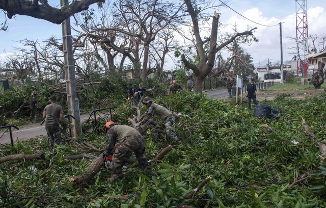 Cette photo fournie dimanche 15 décembre 2024 par l’armée française montre des soldats en train d’enlever des arbres tombés dans le territoire français de Mayotte dans l’Océan Indien, après que le cyclone Chido a causé des dégâts considérables et des rapports faisant état de plusieurs morts.