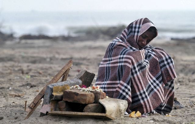 Rani Amma pleure sa famille décédée lors du tsunami à l’endroit où se trouvait autrefois sa maison, à Nagappattinam, dans le sud de l’Inde, mercredi 12 janvier 2005. Sept membres de sa famille ont perdu la vie : ses quatre petites-filles, son fils, sa fille et son gendre.