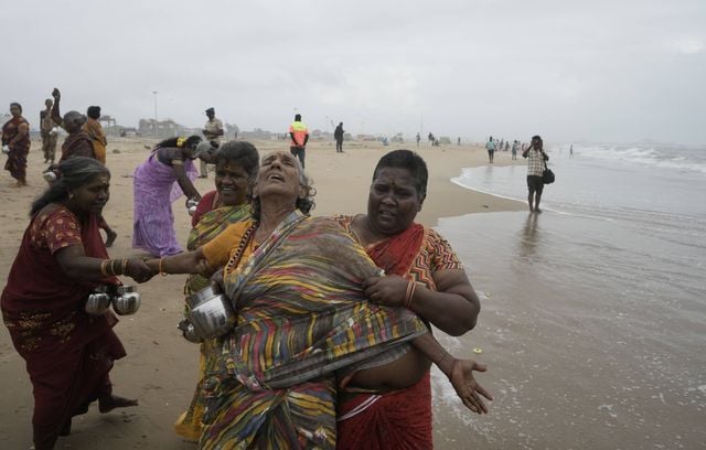 À l’occasion de la commémoration de la tragédie de 2004, une Indienne offre des hommages à la mémoire des victimes, à Marina Beach à Chennai, en Inde, le jeudi 26 décembre 2024.