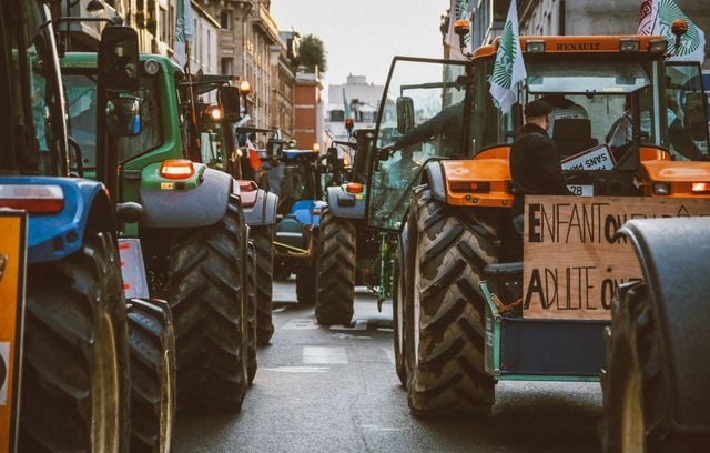 Depuis le 16 janvier, les agriculteurs français expriment leur colère et leurs revendications face à la baisse de leurs revenus, à la hausse des charges et à la concurrence déloyale permise par les accords de libre-échange et certains aspects de la réglementation européenne. Fin janvier, les manifestants avaient bloqué une grande partie du pays.