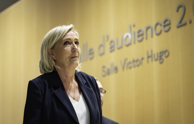 Marine Le Pen au tribunal… 25 personnes, dont la cheffe des députés du Rassemblement national étaient jugées depuis le 30 septembre devant le tribunal correctionnel de Paris. Elles sont soupçonnées d’avoir détourné de l’argent versé par l’Union européenne destiné à l’embauche de collaborateurs parlementaires, afin de financer les activités politiques du parti d’extrême droite. Un préjudice estimé à près de 7 millions d’euros par le Parlement européen. Marine Le Pen sera fixée le 31 mars sur son sort, et celui d’une éventuelle inéligibilité.