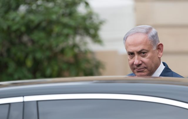 La Cour pénale internationale a émis le 21 novembre un mandat d’arrêt international contre le Premier ministre israélien, Benyamin Netanyahou, son ex-ministre de la Défense Yoav Gallant pour des crimes de guerre et des crimes contre l’humanité commis dans la bande de Gaza occupée. Le gouvernement israélien est accusé de perpétrer un génocide à Gaza après les attaques du 7 octobre 2023.