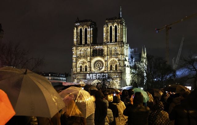 Détruite en partie par un incendie en 2019, la célèbre cathédrale Notre-Dame de Paris a rouvert ses portes samedi 8 décembre devant un parterre d’hommes d’Etats et de célébrités comme Elon Musk. Après cinq ans de travaux, Notre-Dame a ressuscité.