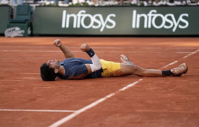 A 21 ans, et comme un symbole en ce dernier Roland-Garros de son idole « Rafa », Carlos Alcaraz remporte le 9 juin son premier Grand Chelem parisien en triomphant en finale en cinq sets d’Alexander Zverev. La boucle espagnole est bouclée à Paris, même si les deux compatriotes tenteront ensuite d’y conquérir en double une médaille lors des JO de Paris 2024. En vain.