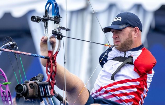 Place aux non moins fascinants Jeux paralympiques 2024, avec parmi les héros des douze jours de compétition l’Américain Matt Stutzman. Après l’argent à Londres en 2012, l’archer de 42 ans rafle l’or à Paris le 29 août. Avec un mérite immense, puisqu’il n’a pas de bras et qu’il effectue donc ses tirs grâce à sa bouche et ses orteils.