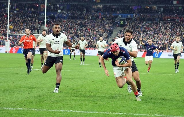 La fusée tricolore Louis Bielle-Biarrey a signé le 16 novembre l’action d’éclat ultime d’un choc France-All Blacks qui n’a pas manqué de temps forts au Stade de France. Plus encore que lors de la victoire de prestige arrachée contre l’Angleterre (33-31 le 16 mars à Lyon), le XV de France retrouve son élan et sa solidarité de la Coupe du monde 2019 (inachevée) pour taper une nouvelle fois la Nouvelle-Zélande au bout d’un combat exceptionnel (30-29).