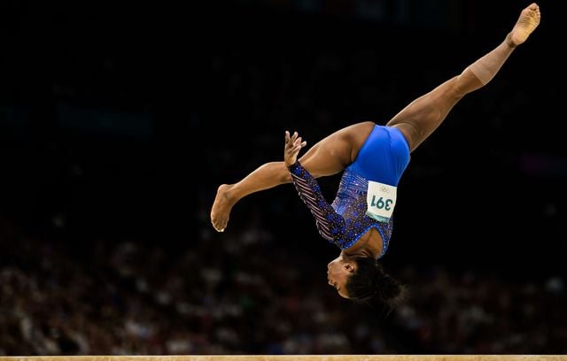 Parmi les athlètes qui nous ont enchantés pendant ces 19 jours de Jeux olympiques, il est impossible de ne pas citer Simone Biles. La reine absolue de la gymnastique a ainsi remporté à Paris trois médailles d’or et une médaille d’argent. A 27 ans, la voici devenue la gymnaste américaine la plus titrée de l’histoire aux JO, avec sept sacres et un total de onze médailles olympiques.