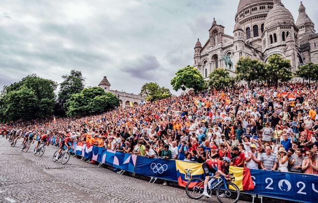 Parmi les défis (impossibles) qui se présentent à Los Angeles d’ici 2028, on inscrira haut sur notre liste celui de concevoir un plus grand tracé de course cycliste. Remporté par le Belge Remco Evenepoel, le titre olympique sur route s’est en effet déroulé dans un décor épique, le 3 août, à l’image de ce passage à Montmartre, au plus près du Sacré-Cœur.