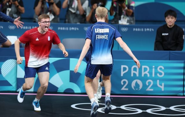 La « Lebrunmania » s’est définitivement emparée de toute la France le 9 août, lorsque Félix et Alexis sont parvenus à glaner une belle médaille de bronze par équipe, aux côtés de Simon Gauzy. Jamais le tennis de table n’avait suscité un tel engouement en France qu’à l’occasion de ces JO de Paris 2024. C’est dire à quel point les frangins Lebrun n’ont pas manqué ce tournant d’une vie, à seulement 17 et 20 ans.