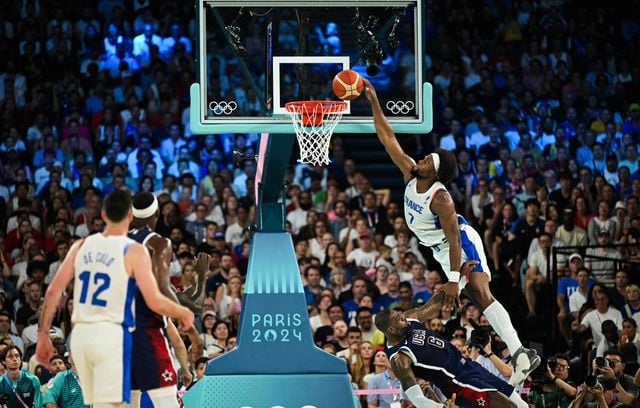 OK, on aurait pu être moins chauvin et vous proposer l’image de l’ultime shoot hallucinant du sniper US Stephen Curry, lors de la finale de rêve entre l’équipe de France et Team USA. Mais sérieusement, rien ne vaut ce poster dunk de l’espace de notre Guerschon Yabusele sur la truffe de LeBron James himself, n’est-ce pas ? Certes battus à Bercy (87-96) le 10 août, les Bleus ont affiché un niveau de jeu époustouflant à partir des quarts de finale. Pour la dernière danse de Vincent Collet à la tête de cette équipe, Victor Wembanyama et les siens obtiennent une médaille d’argent inespérée au vu de leur premier tour, avec au passage le scalp du Canada et de l’Allemagne.