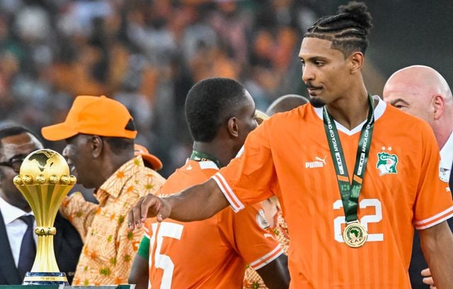 A l’image de Sébastien Haller, guéri d’un cancer des testicules et buteur décisif en finale contre le Nigeria (2-1), la Côte d’Ivoire est revenue de nulle part pour remporter la Coupe d'Afrique des Nations 2024 sur ses terres, le 11 février dernier. Personne ne croyait pourtant aux Eléphants après un premier tour de CAN catastrophique, qui a valu à Jean-Louis Gasset d’être remplacé par Emerse Faé en pleine compétition. Du jamais vu et un titre mystique à l’arrivée !