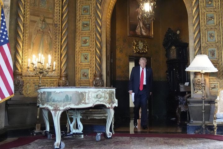 Donald Trump a transformé sa résidence de Mar-a-Lago en Floride en un centre névralgique du pouvoir. Ce lieu est devenu le théâtre de rencontres influentes entre grandes figures économiques, politiques et médiatiques.