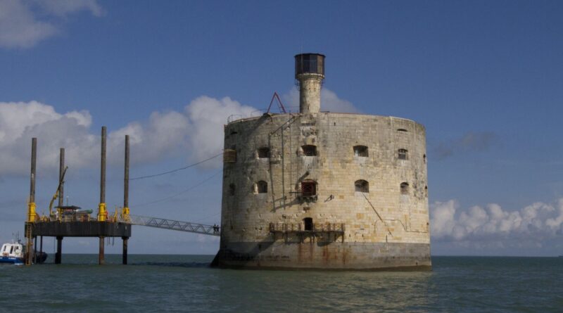 « Fort Boyard » : Un appel aux dons pour sauver la célèbre forteresse des assauts de l’océan