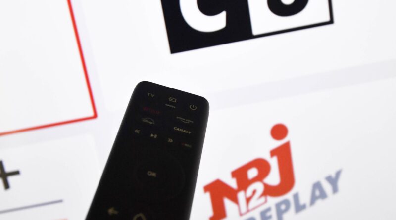 Fréquences TNT : L’Arcom confirme l’exclusion des chaînes C8 et NRJ12 à la fin février 2025