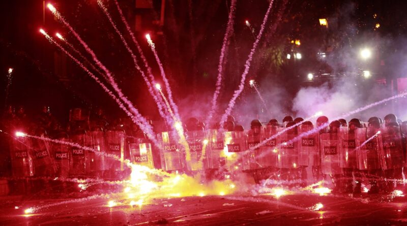 Géorgie : Oui, certains manifestants utilisent bien des « canons » à base de feux d’artifice contre les policiers