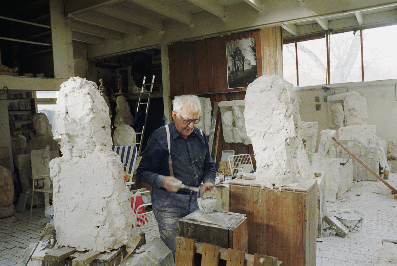 Hans Josephson au milieu de ses oeuvres dans son atelier zurichois, le 2 février 2004.