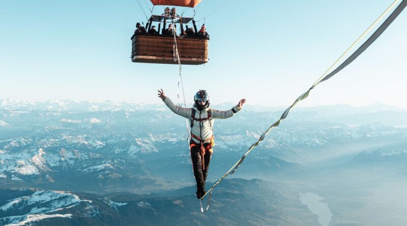 Il marche sur un fil à 4.255 mètres de hauteur : Julien Roux raconte son record du monde de « highline »