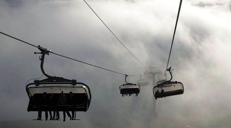 Isère : Une jeune skieuse gravement blessée après une chute de télésiège