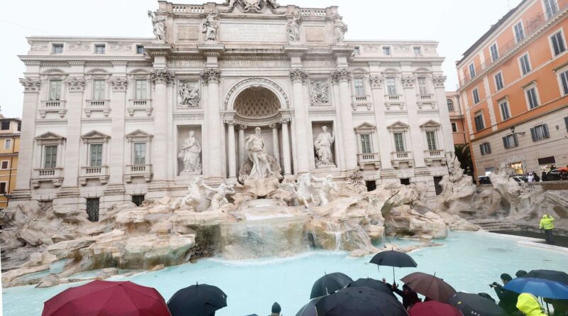 Italie : Toute propre, la fontaine de Trevi rouvre à Rome avec un accès restreint aux touristes