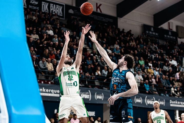 Ici lors d'un match de Betclic Elite disputé le 15 décembre à Gravelines-Dunkerque, Lucas Dussoulier tourne cette saison à 8 points de moyenne dans le championnat de France avec son équipe de Nanterre (10e).