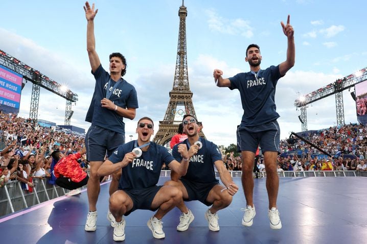 Lucas Dussoulier (à droite) a pu savourer sa médaille, le 7 août au Parc des Champions du Trocadéro, aux côtés de ses potes du 3x3 Jules Rambaut, Timothé Vergiat et Franck Seguela.