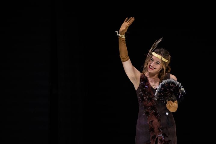 Lisa Barbelin avec une robe en chocolat au Salon du chocolat.