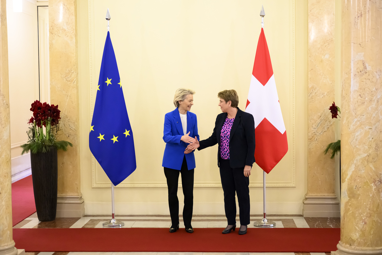 La poignée de main entre Ursula Von der Leyen (à gauche) et Viola Amherd scelle la fin des négocaitions entre la Suisse et l'Union européenne.