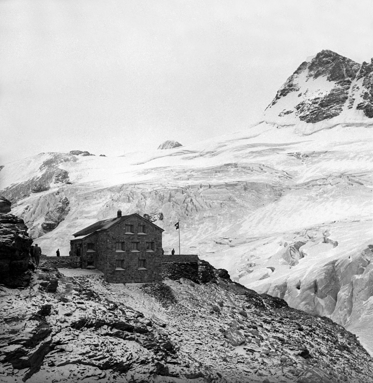 Cabane de montagne près d'un glacier.