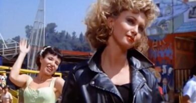 Le blouson en cuir légendaire d’Olivia Newton John dans « Grease » vendu 476.000 dollars aux enchères