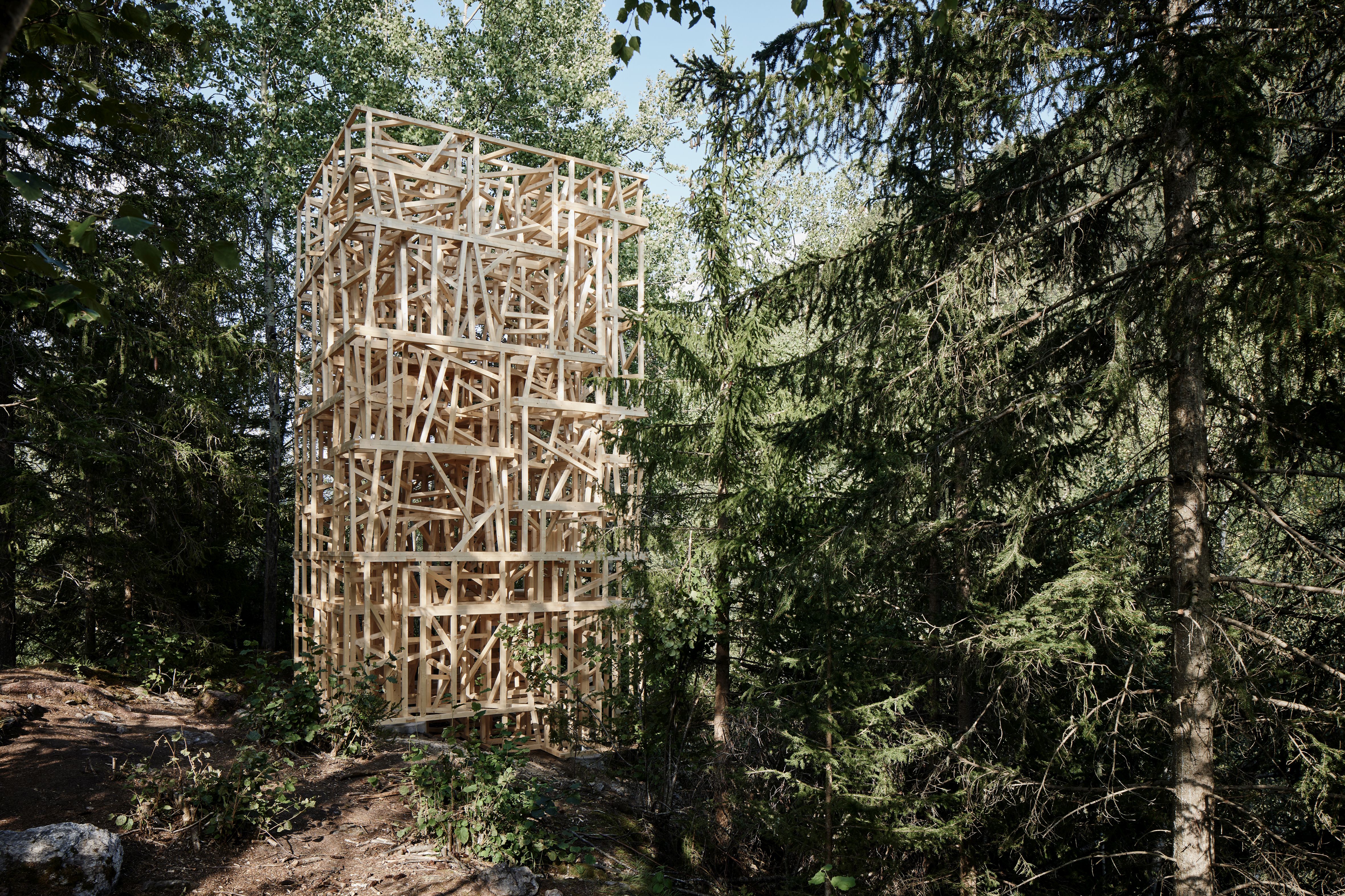 Tour en bois dans une forêt