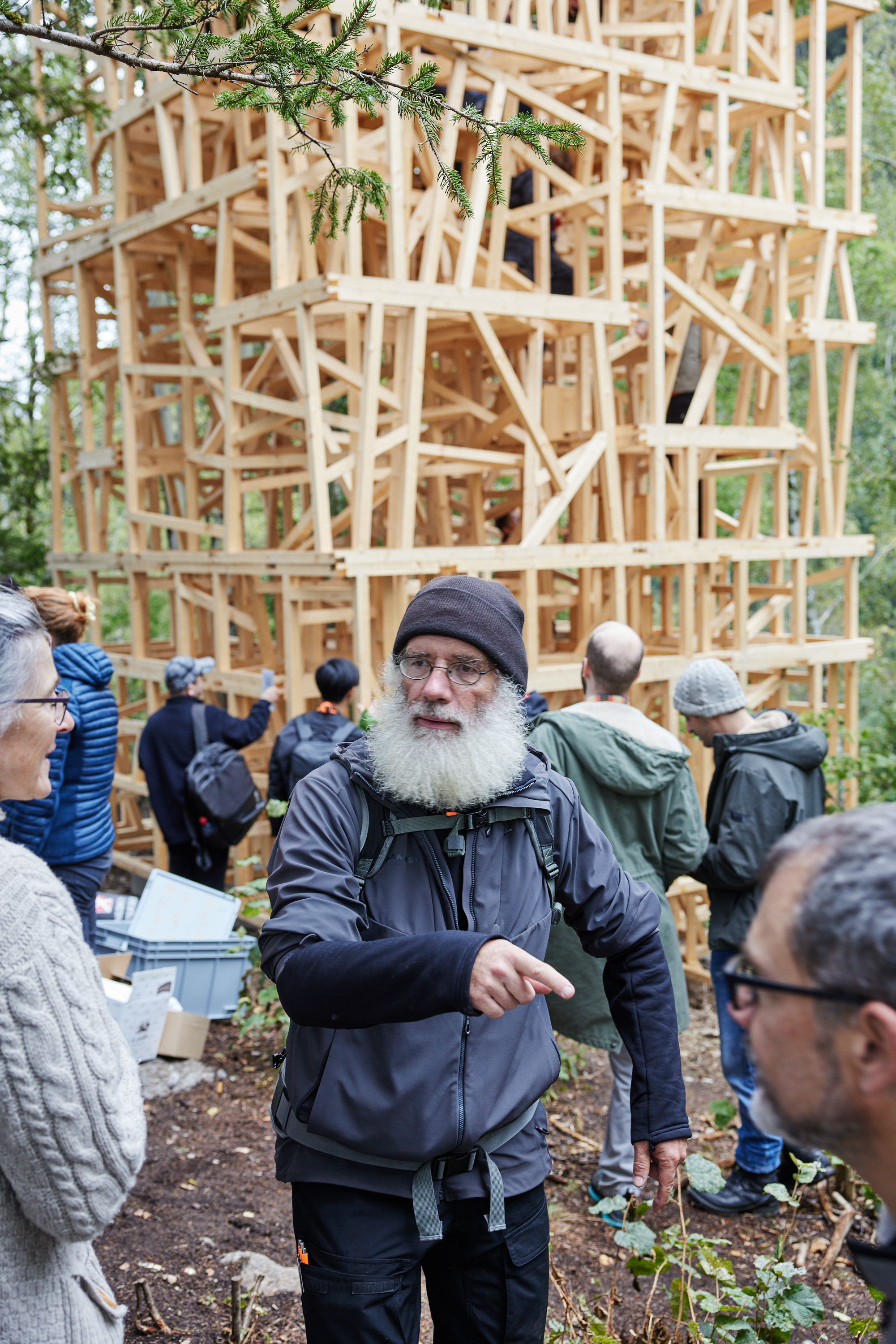 Groupe de personnes sous un tour en bois.