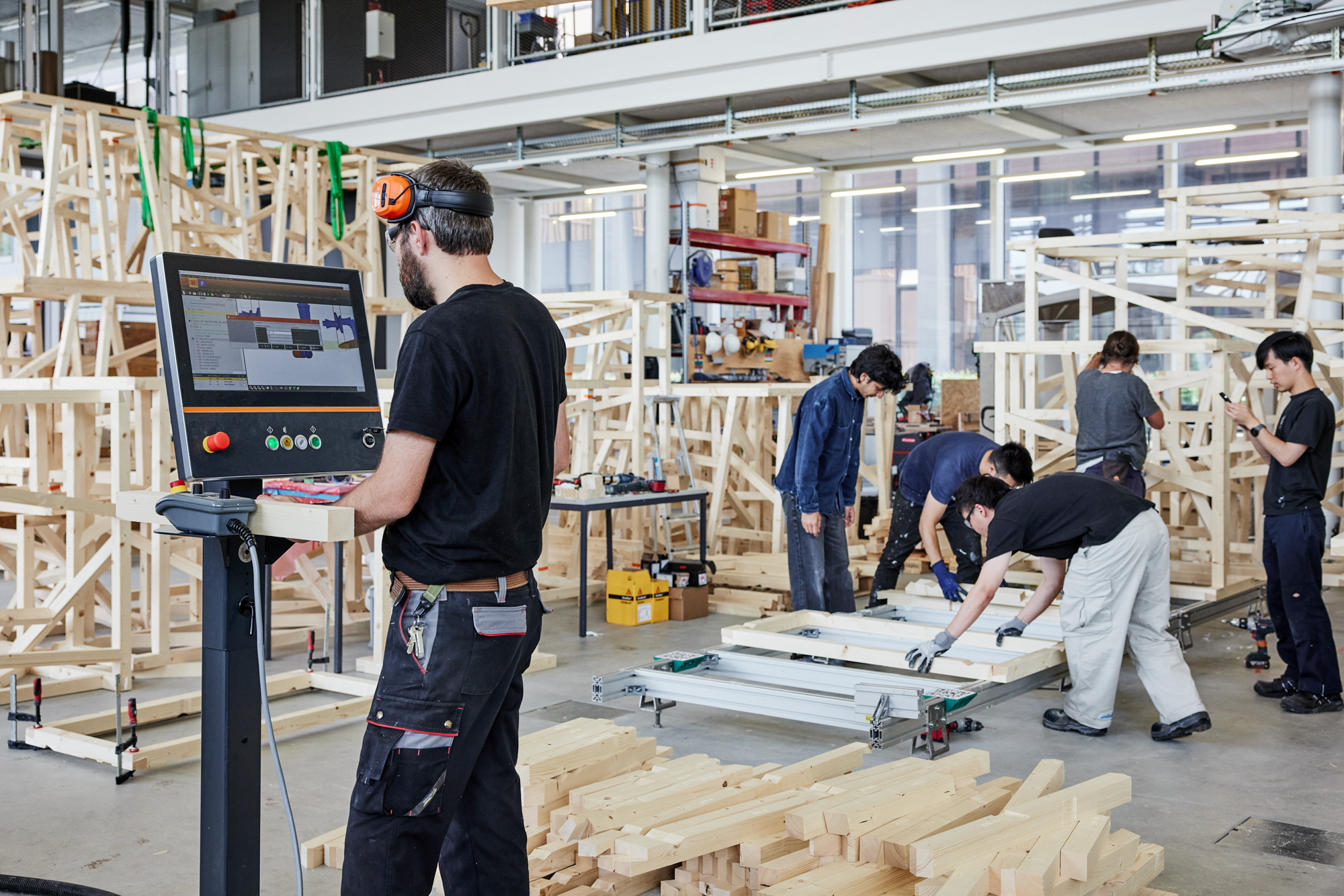 Travail sur du bois dans un atelier