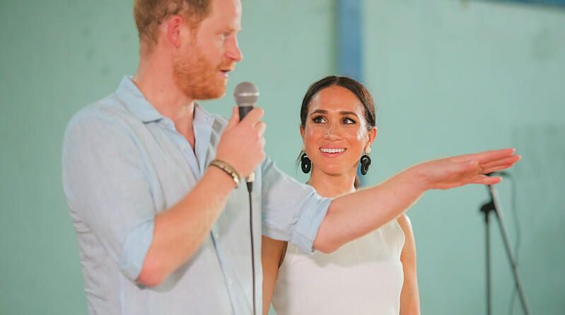 Le prince Harry et Meghan Markle présentent leur carte de vœux, on aperçoit leurs enfants