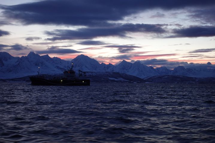 Lever de soleil vu d'une navette fluviale au départ de Tromsø