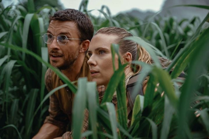 Jonathan Bailey et Scarlett Johansson dans "Jurassic World Rebirth" de Gareth Edwards