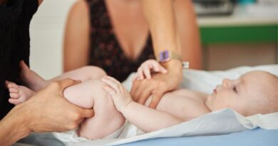 L’ostéopathie trop souvent recommandée pour les bébés ?