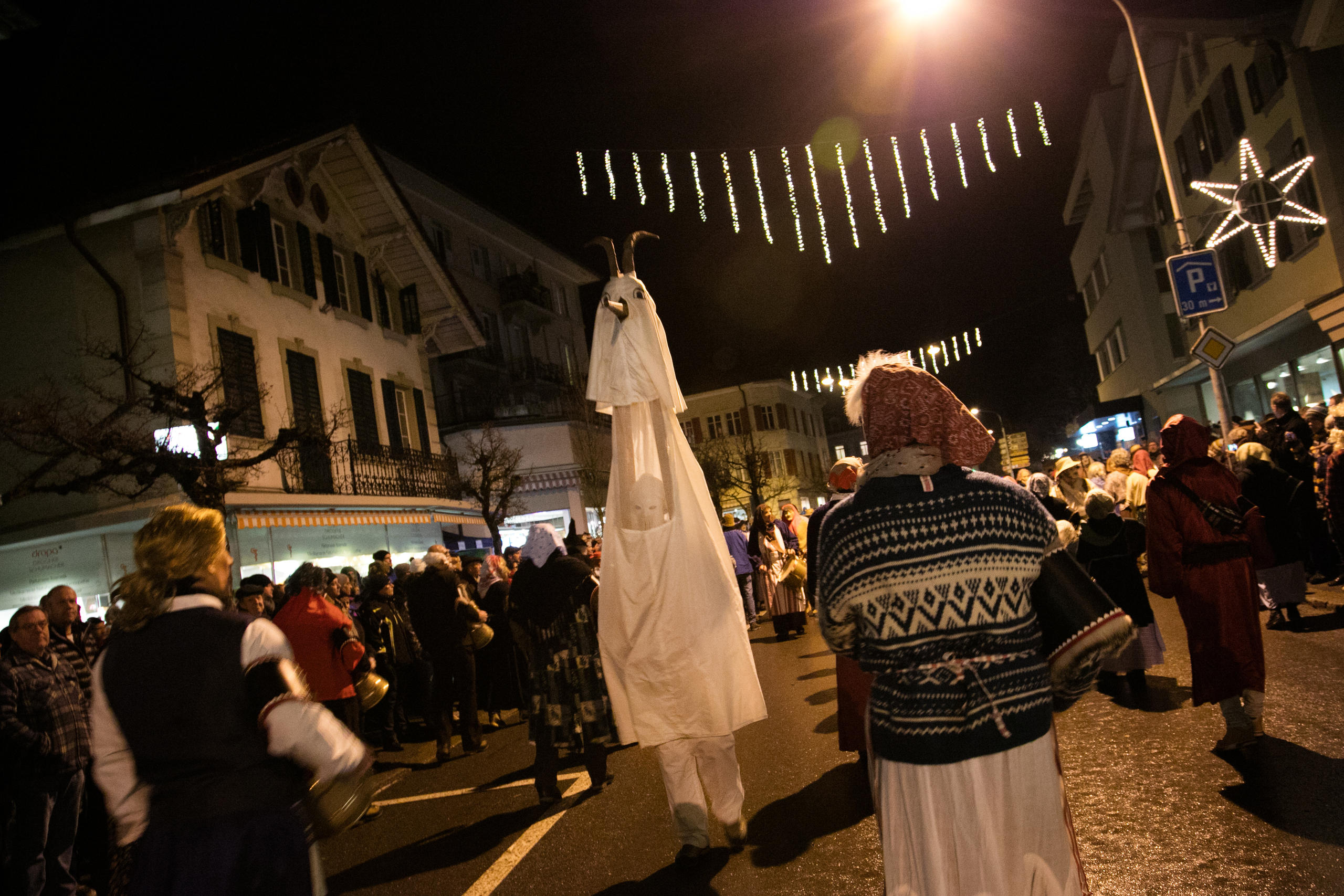 Le «Schnabelgeiss», une créature traditionnelle, qui effraie de préférence les enfants et les spectateurs.