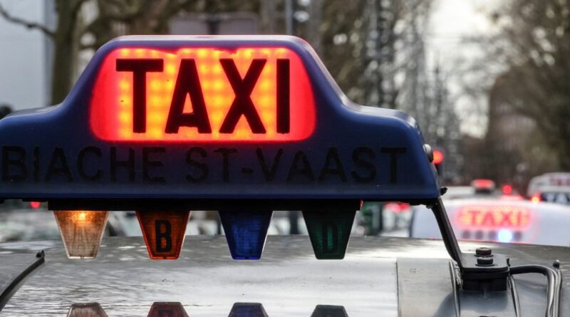 Lyon : Des milliers de taxis en colère se rassemblent et bloquent la circulation