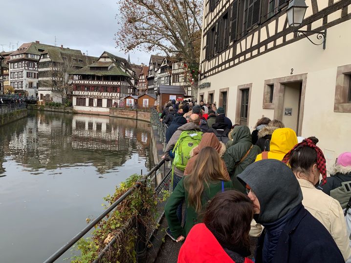 La queue pour acheter ses boules de Noël de Meisenthal au marché de Noël de Strasbourg.