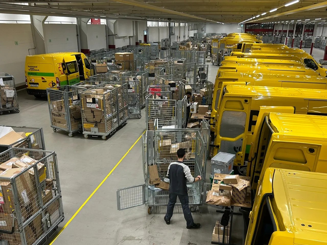 Chaque matin, des dizaines de camions de livraison sont chargés au centre de distribution de la Poste à Adligenswil, près de Lucerne.