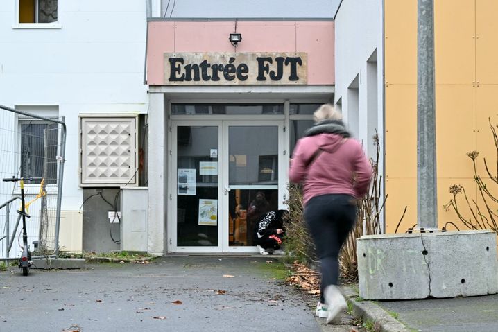 Morgane et l'homme de 21 ans chez qui elle était hébergée ont été retrouvés au sein du foyer de jeunes travailleurs de Coutances, dans la Manche.