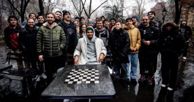 NBA : « Merci à ceux qui ont bravé la pluie »… Victor Wembanyama joue aux échecs dans un parc de New York avec des fans