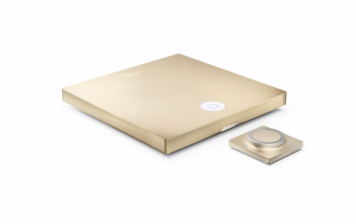 L'édition Opéra recouverte à le feuille d'or de l'amplificateur Astra de Devialet.