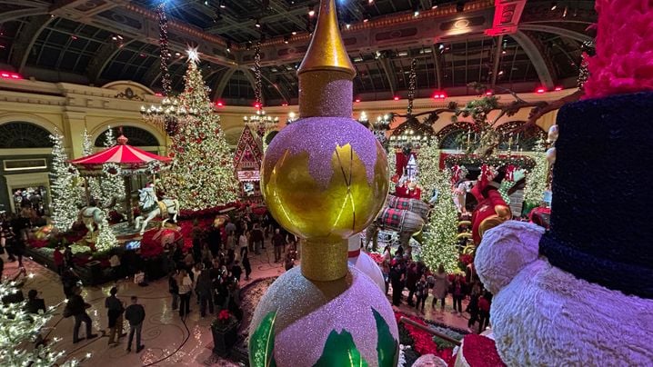 Pas moins de 80 personnes et six jours de travail ont été nécessaires pour réaliser ce gigantesque tableau de Noël.