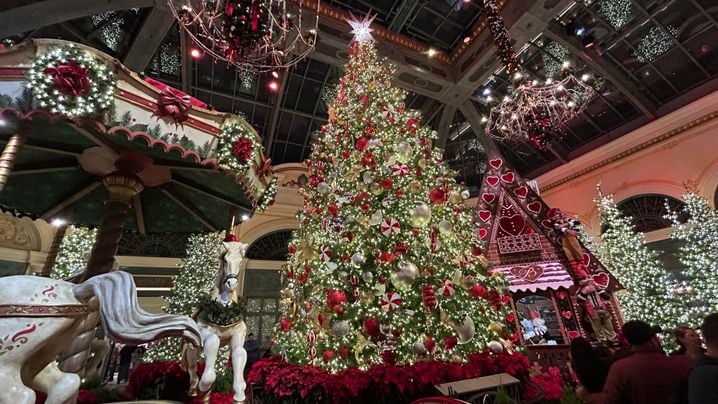 Au cœur de l’installation du Bellegio trône un sapin de près de 14 mètres, décoré de plus de 35.000 LED, 8.700 ornements étincelants et surmonté d’une étoile en cristal Swarovski.