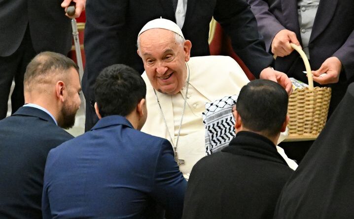 Noël : Jésus placé sur un keffieh… Pourquoi le pape François s’est-il recueilli devant cette crèche ?