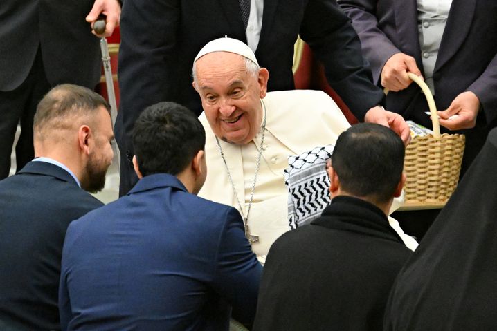 Des membres de l'ambassade palestinienne au Vatican ont remis au pape François un keffieh samedi 7 décembre.