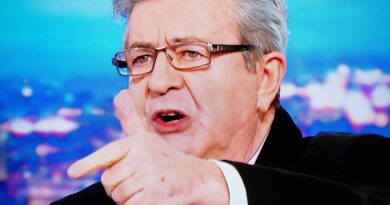 Nouveau Premier ministre : Mélenchon s’en prend vertement à Olivier Faure pour ses négociations avec Macron