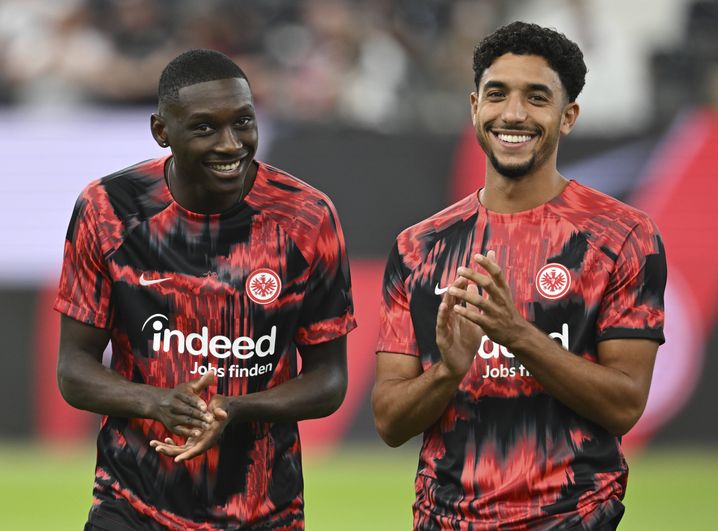 Ici aux côtés de la nouvelle idole de l'Eintracht Omar Marmoush en août 2023, Randal Kolo Muani n'est pas regretté à Francfort, au vu de son départ forcé vers le PSG lors du mercato estival 2023.