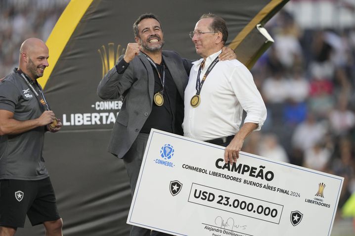 Ici dans les bras de son entraîneur Artur Jorge, John Textor a reçu samedi, au stade Monumental de Buenos Aires, un chèque appréciable pour Eagle Football et pour l'OL.